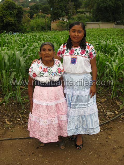 trapiche_viejo__19.JPG - Greeat aunt and her great niece.
